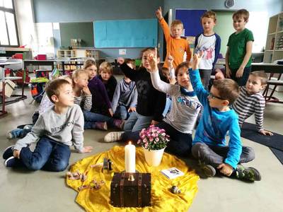 Grundschulkinder im Religionsunterricht