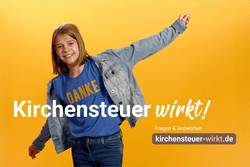Ein junges Mädchen freut sich und bedankt sich für die Kirchensteuer.